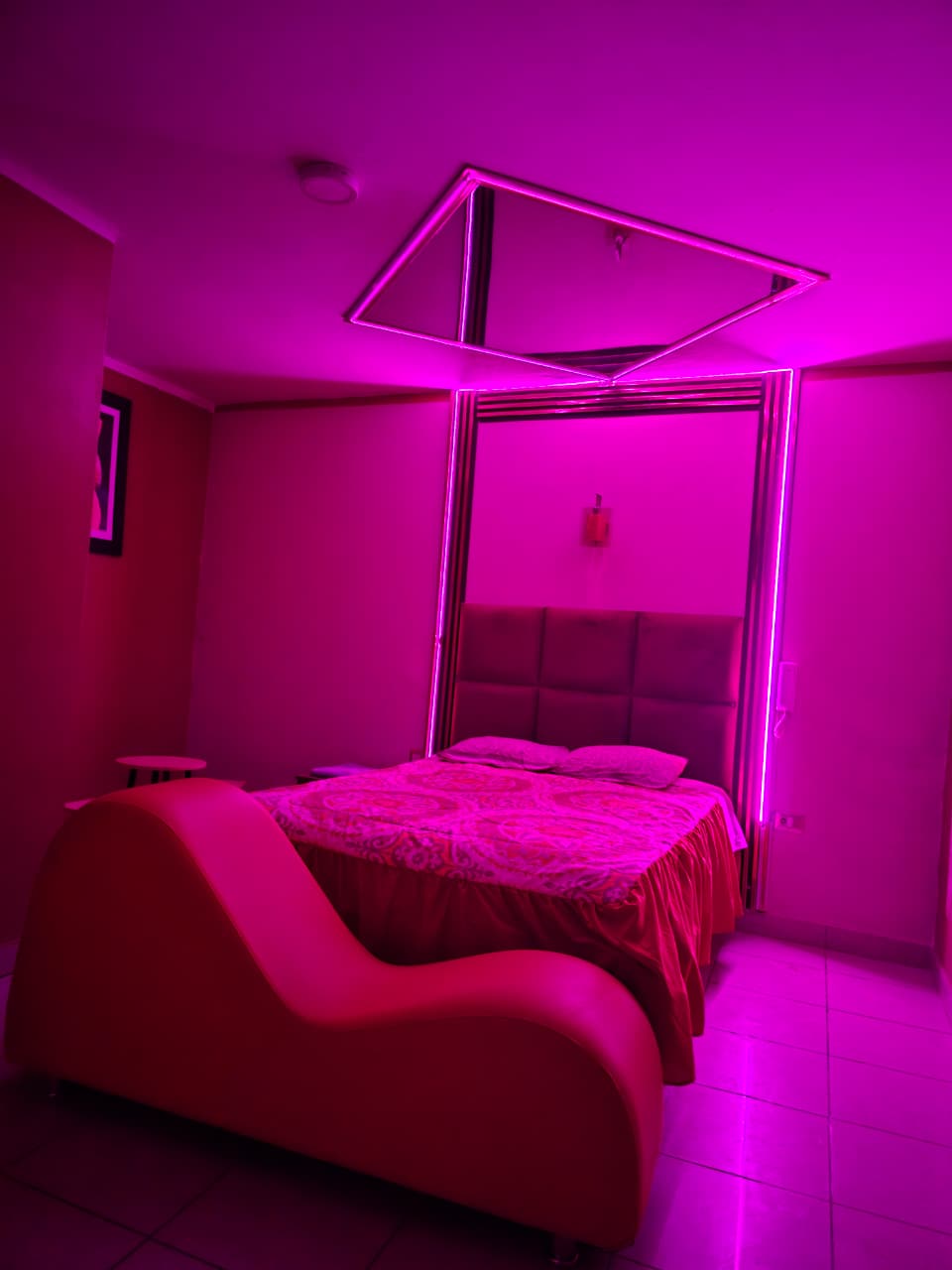 Habitación matrimonial completa con espejo superior